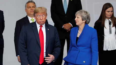 Le président américain Donald Trump et le Premier ministre britannique Theresa May posent pour une photo de famille au début du sommet de l'OTAN à Bruxelles, en Belgique, le 11 juillet 2018.