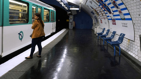 Quai du métro parisien (illustration)