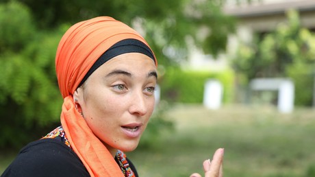 Maryam Ramadan, la fille de l'intellectuel suisse Tariq Ramadan, lors d'une interview avec RT France, en région parisienne, le 12 juillet 2018.