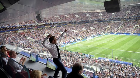 Emmanuel Macron au moment du triomphe des Bleus dans la tribune présidentielle du stade moscovite, le 15 juillet 2018.