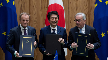 Donald Tusk, Shinzo Abe et Jean-Claude Juncker au moment de la signature de l'accord Jefta à Tokyo