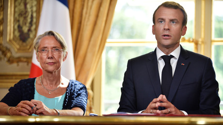 Le président français Emmanuel Macron s'adresse aux médias après avoir signé une loi sur la réforme du rail avec le ministre française des Transports, Elisabeth Borne, à l'Elysée, à Paris, le 27 juin 2018.