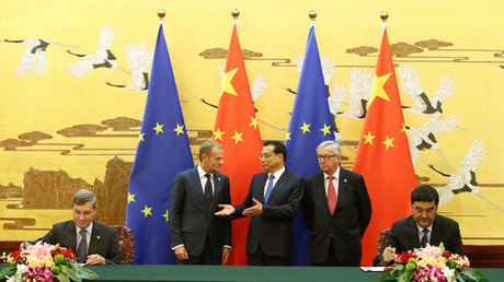 Le Premier ministre chinois Li Keqiang (c.) discute avec le président du Conseil européen, Donald Tusk (2e g.) et le président de la Commission européenne, Jean-Claude Juncker (2e d.), lors d'une cérémonie au  Grand Palais du Peuple à Pékin le 12 juillet 2016.