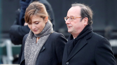 François Hollande et Julie Gayet quittent l'église de la Madeleine après les funérailles du défunt chanteur et acteur Johnny Hallyday à Paris, le 9 décembre 2017 (Image d'illustration.)