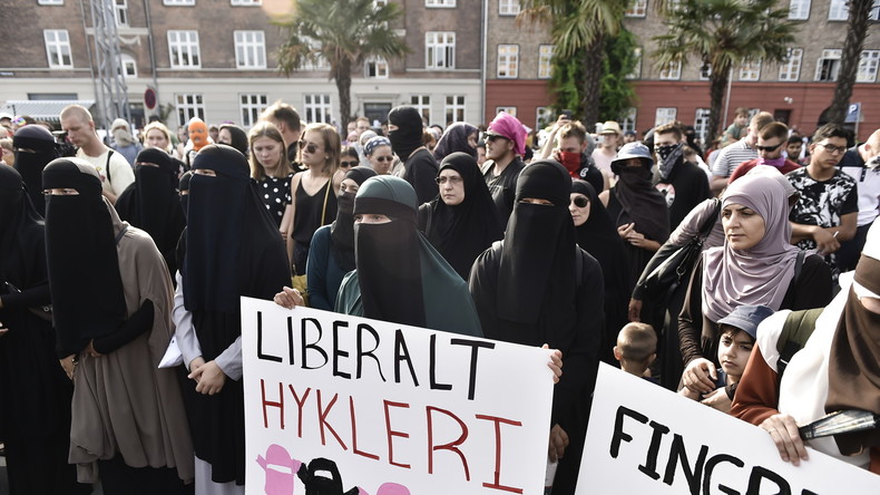 Danemark : manifestation après l'entrée en vigueur d'une loi interdisant le port du voile intégral