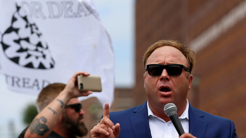 Alex Jones persona non grata en ligne : est-il allé trop loin ou victime de la censure ?
