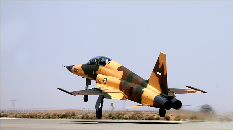 Face à la menace américaine, l'Iran dévoile son avion de combat