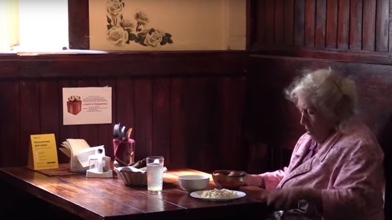Russie : un restaurant sert des repas gratuits pour les retraités dans le besoin (REPORTAGE)
