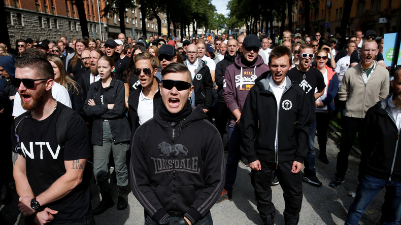 300 néonazis du Mouvement de résistance nordique se rassemblent à Stockholm (IMAGES)