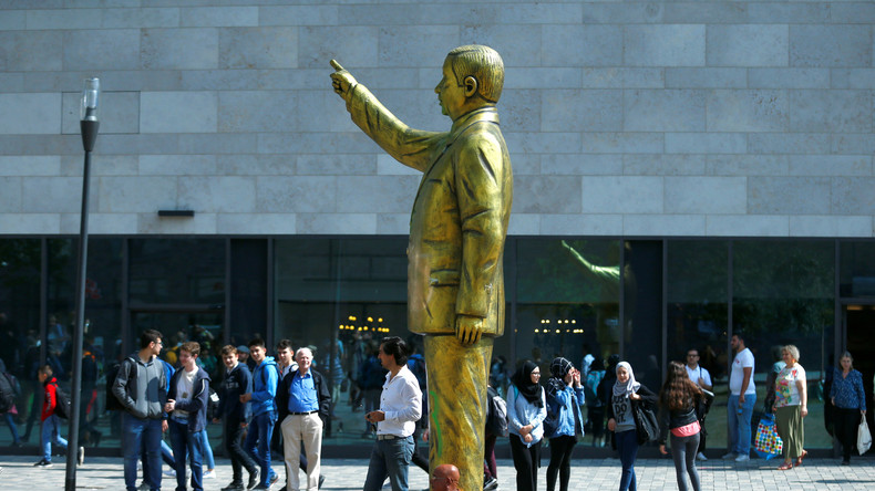 Allemagne : une statue dorée du président turc déboulonnée après des heurts