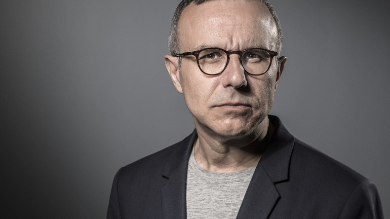 «Emmanuel Macron remercie son VRP» : l'écrivain Besson devient consul, l'annonce fait polémique