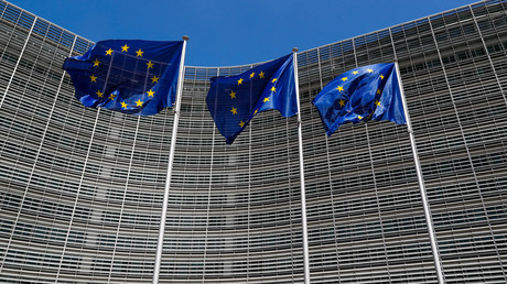 Les drapeaux européens devant la commission européenne de Bruxelles (image d'illustration).