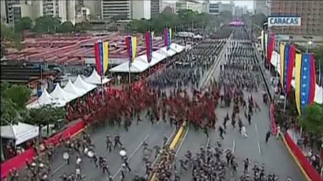 Mouvement de foule après des détonations entendues lors d'une cérémonie militaire à Caracas, le 4 août 2018