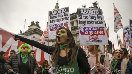 Des activistes favorables à l'avortement manifestant devant le Congrès national à Buenos Aires le 8 août 2018.