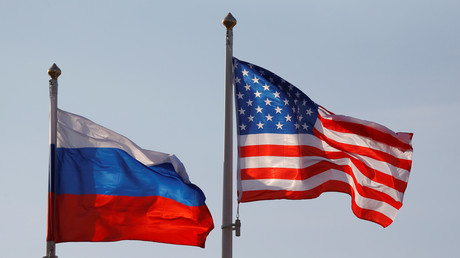 Drapeaux russe et américain