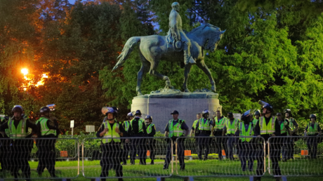 Policiers devant la statue du général Lee à Charlottesville le 11 août 2018.