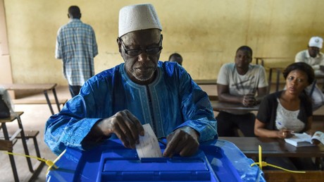 Un homme vote lors du second tour de l'élection présidentielle malienne.