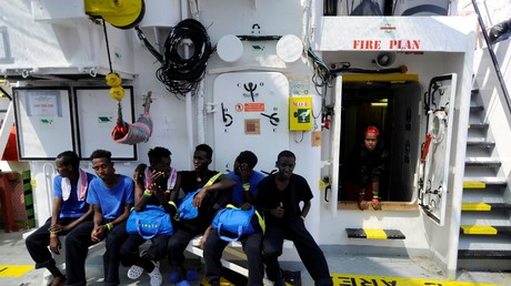 Des migrants à bord du navire de l'ONG SOS Méditerranée, Aquarius, en mer Méditerranée entre Malte et l'île italienne de Linosa.