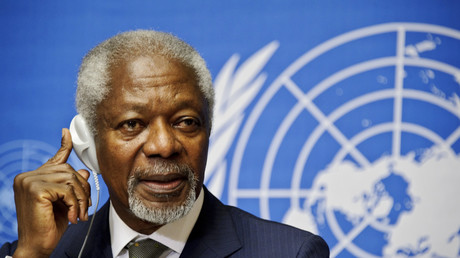 Kofi Annan écoute les questions des médias lors d'une conférence de presse à l'Office des Nations Unies à Genève, le 22 juin 2012.