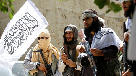 Des Taliban célèbrent le cessez-le-feu dans le district de Ghanikhel, dans la province de Nangarhar, en Afghanistan, le 16 juin 2018.
