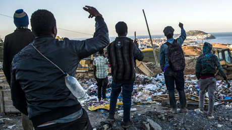Des migrants subsahariens regardent l'enclave espagnole de Ceuta depuis le Maroc, le 5 juillet 2018 (Image d'illustration.) 