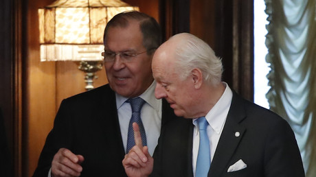 Le ministre russe des Affaires étrangères, Sergueï Lavrov (g.) et l'émissaire de l'ONU Staffan de Mistura (d.), en avril 2018 (illustration).