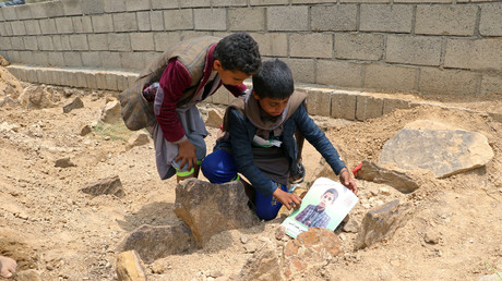 Des enfants déposent une photographie d'un garçon tué le 9 août dans les frappes de la coalition dirigée par l'Arabie saoudite, à Saada le 13 août 2018 (image d'illustration).