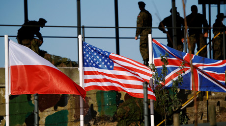 Les drapeaux polonais, américain et britannique réunis à l'occasion d'un exercice militaire de l'OTAN en Pologne en 2016 (illustration).
