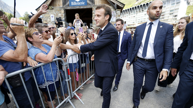 «Vous vous foutez de moi ?» : la rencontre inattendue entre Macron et un sans-papiers (VIDEO)