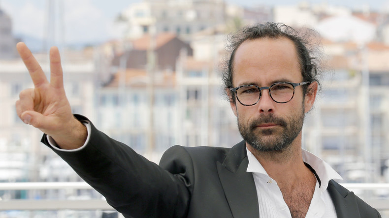 Cédric Herrou enfariné à une projection de cinéma à Valence (VIDEO)