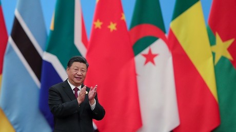 Le président chinois Xi Jinping a annoncé une aide sans condition de 60 milliards à l'Afrique, face aux critiques des Occidentaux