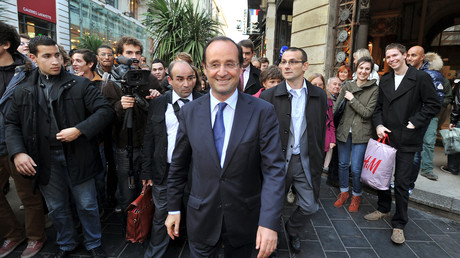 François Hollande, candidat du Parti socialiste (PS) aux élections présidentielles françaises de 2012, se promène dans une rue de Bordeaux, le 24 novembre 2011, accompagné de son garde du corps Alexandre Benalla.