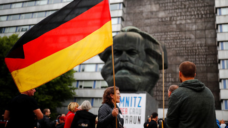 Manifestants anti-immigration devant une statue de Karl Marx à Chemnitz le 1er septembre 2018