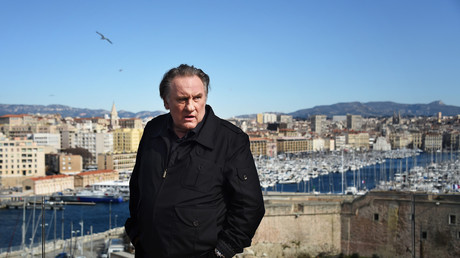 Le 18 février 2018 à Marseille, l'acteur français Gérard Depardieu pose lors d'un photocall pour la deuxième saison de la série 