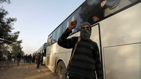 Un rebelle syrien devant un bus à Idleb en Syrie, le 26 mars 2018 (image d'illustration).