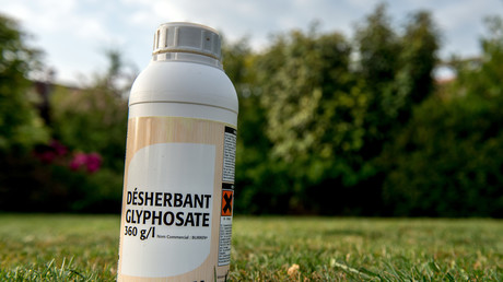Une bouteille de glyphosate dans un champ en France
