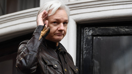 Julian Assange s'exprime depuis le balcon de l'ambassade de l'Equateur à Londres le 19 mai 2017 (image d'illustration). 