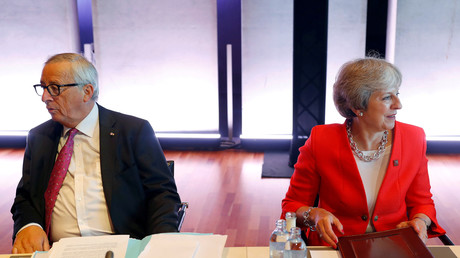 Le premier ministre britannique Theresa May et le président de la Commission européenne Jean-Claude Juncker assistent au sommet informel des dirigeants de l'Union européenne à Salzbourg, en Autriche, le 20 septembre 2018.