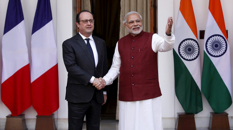 Le président François Hollande serre la main du Premier ministre indien Narendra Modi à New Delhi, le 25 janvier 2016