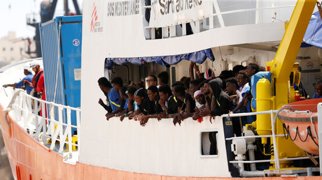Migrants à bord de l'Aquarius dans un port de Malte en août 2018.