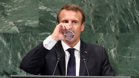 Emmanuel Macron s'hydrate après un discours enflammé, le 25 septembre à l'Assemblée générale de l'ONU à New York