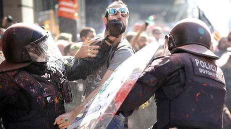 Un officier de la police autonome catalane frappe un manifestant séparatiste lors d'une contre-manifestation contre une manifestation de soutien à la police espagnole à Barcelone, le 29 septembre 2018.