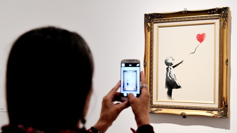 Tout juste vendue aux enchères pour plus d'un million d'euro, une œuvre de Banksy s'auto-détruit