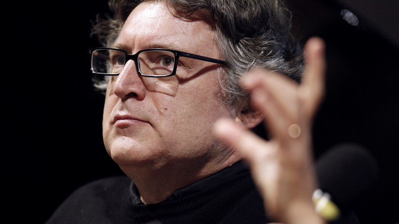 «Quand c'est Charlie Hebdo, on a le droit à la satire» : Michel Onfray défend sa «Lettre à Manu»