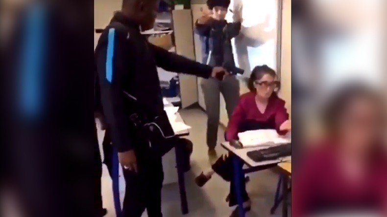 Enseignante braquée : mis en examen, l'élève assure que «c'était une blague»