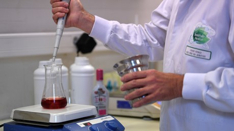 Un employé effectuant des tests dans un laboratoire (image d'illustration). 