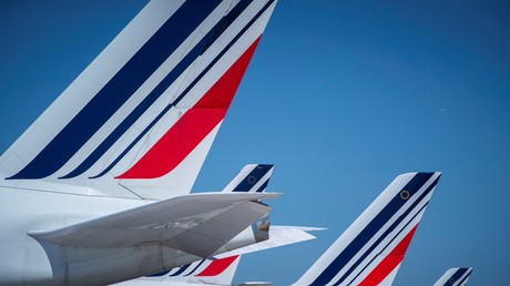Dérives d’avions de la compagnie Air France, sur la piste de l’aéroport de Paris-Charles de Gaulle, (illustration).