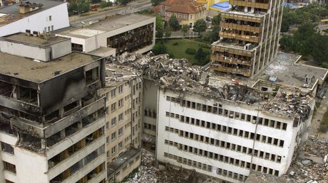 Image d'illustration : le bureau de poste de Pristina, au Kosovo, détruit par un bombardement de l'OTAN, le 15 juin 1999