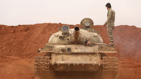 Des rebelles sécurisent un char d'assaut dans le cadre de l'accord de démilitarisation d'une zone dans la province d'Idleb le 9 octobre 2018.
