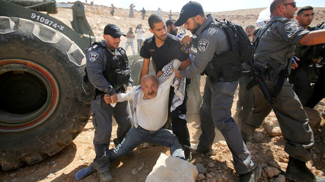 Des policiers israéliens arrêtent un Palestinien dans une manifestation contre le projet israélien de démolition du village bédouin palestinien de Khan al-Ahmar, en Cisjordanie occupée, le 14 septembre 2018. 